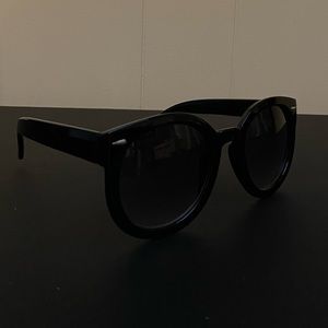 Round black oversized sunglasses